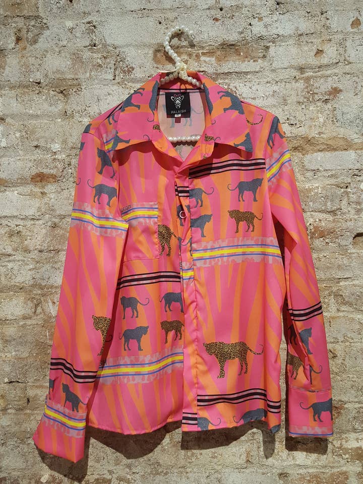 Camicia DAFNE Tiger pink crazy con motivi animali e bottoni nascosti per la vendita all'ingrosso da parte di Palaish