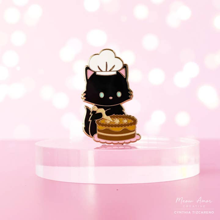Pin émaillé Chat noir boulanger pour la vente par Meow Amor Creative