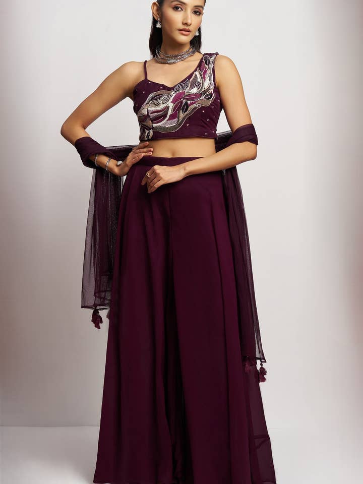 Vinrød Georgette Palazzo med Bluse med Cap Dupatta til Indiske Festivaler & Pakistanske Bryllupper - Khatli Arbejde, Håndarbejde for engroshandel hos HATKE BRIDE