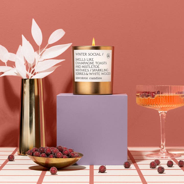 Anecdote Candles - Venta al por mayor Velas en tarros - Vela dorada Winter Social (Berries & White Woods)1