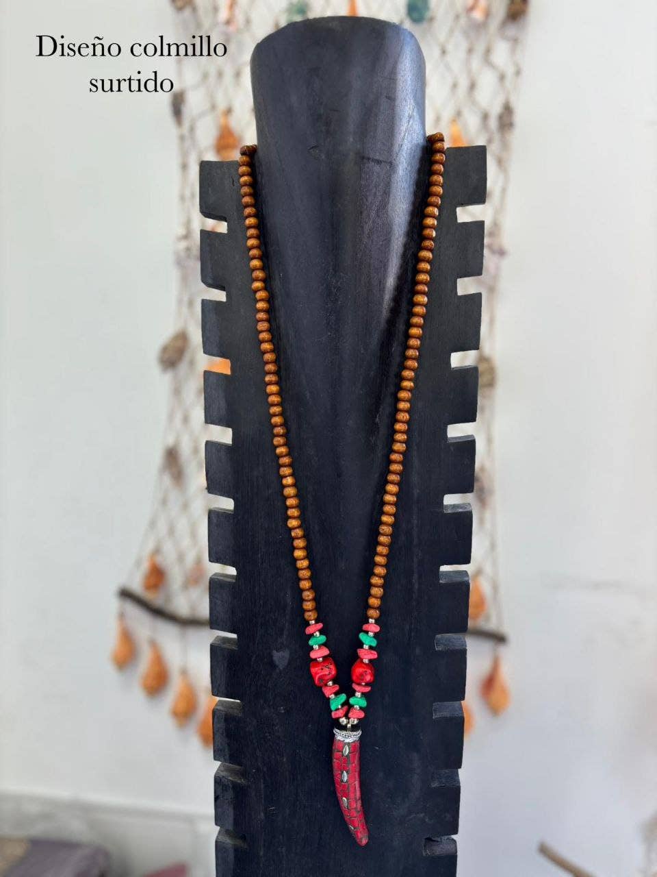 Hecho a mano – Engroshandel Halskæde med medaljon – Etniisk halskæde med farverige perler og elfenbenshorn5