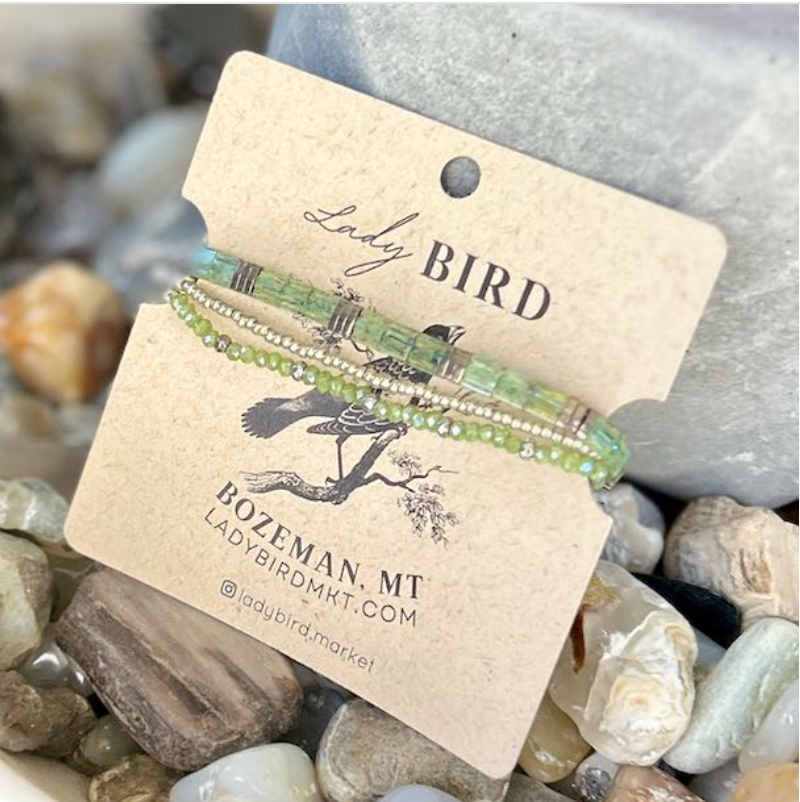 Lady Bird Market - Vente Parures de bijoux - Bracelet empilé en perles Tila extensibles vert mousse et or ou argent1