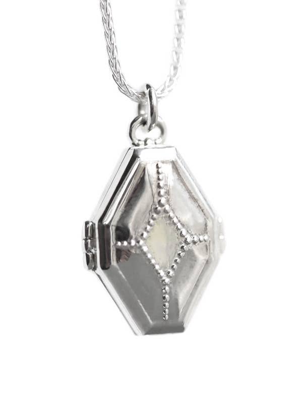 Médaillon Treasure - Argent Sterling pour la vente par Erin Pelicano Jewelry