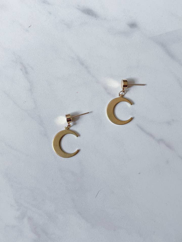 Boucles d'oreilles lune en laiton, boucles d'oreilles modernes en or, boucles d'oreilles sorcières, boucles d'oreilles pendantes en or, boucles d'oreilles en laiton brut, pour la vente par Manette Design Co