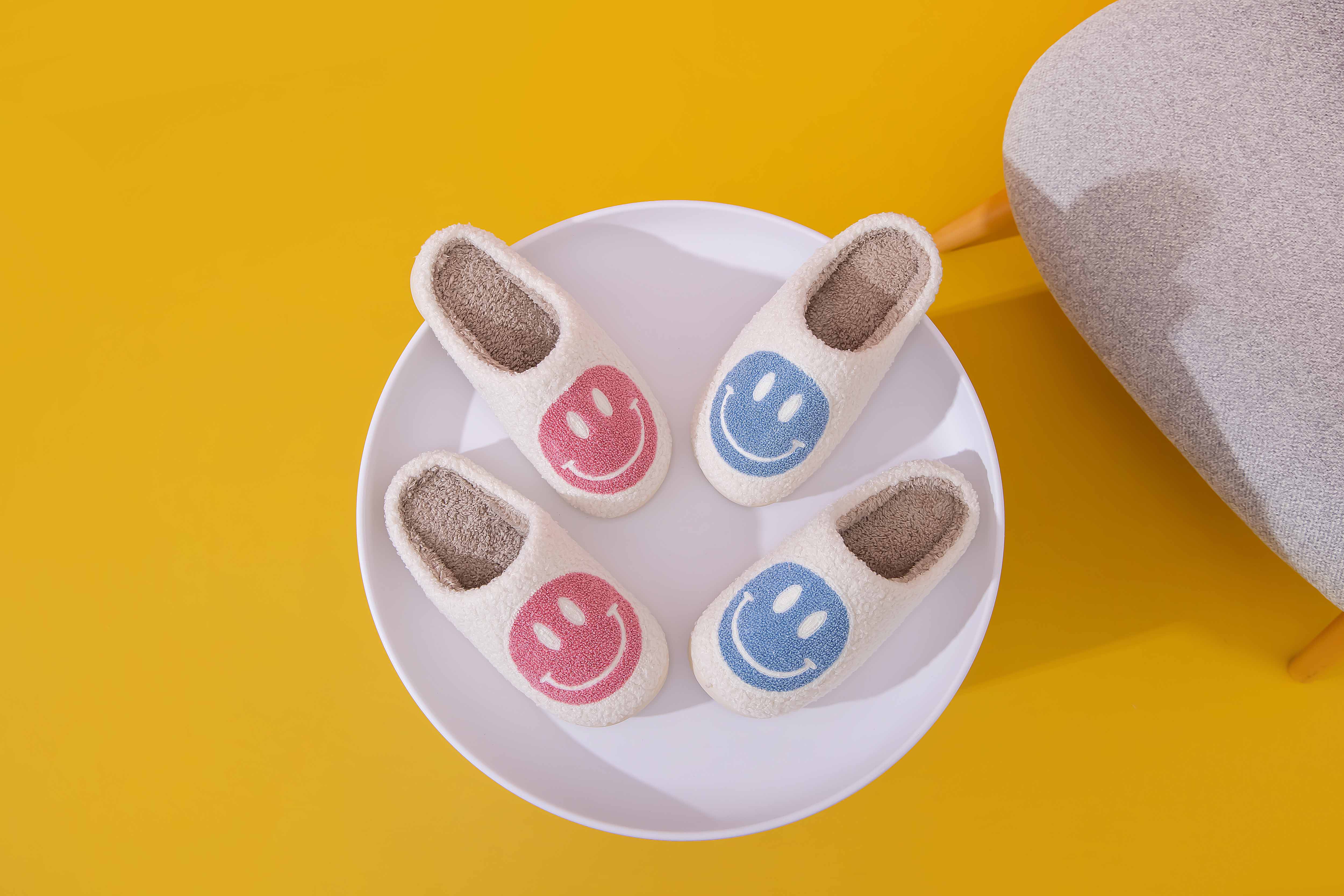 Shop Lev - Vente Chaussons – femme - Chaussons confort à semelle légère en fausse fourrure douce avec visage souriant pour adulte4