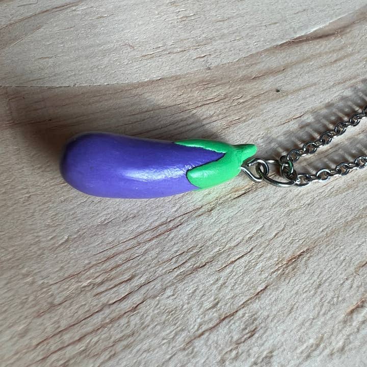 Pendentif en forme d'aubergine, fait main pour la vente par Hail Claytan