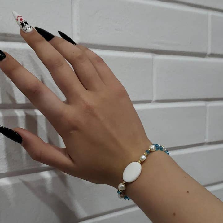 The Bijoux Collective - Wholesale Beaded bracelet - Bracelet w/ pearls, glass beads and oval flat shell - B62