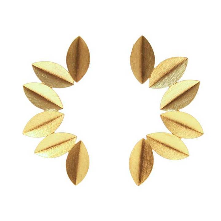 Aurea oorbellen met zes handgesneden gouden bladeren voor wholesale door ACUS