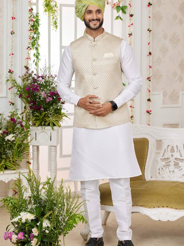 Witte kunstzijde Kurta Pajama met gilet voor mannen voor festivals en bruiloften - Borduurwerk voor wholesale door HATKE BRIDE
