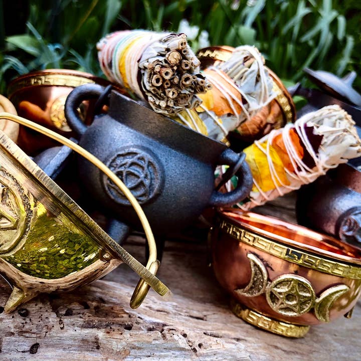 Desarwen - Wholesale Meditation Supplies - Copper cauldron witch magic ritual triquetra8