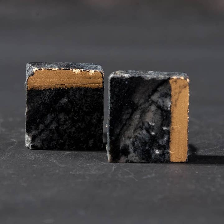 Orecchini a perno in marmo nero con linea oro per la vendita all'ingrosso da parte di JAG/ged Edge Jewelry