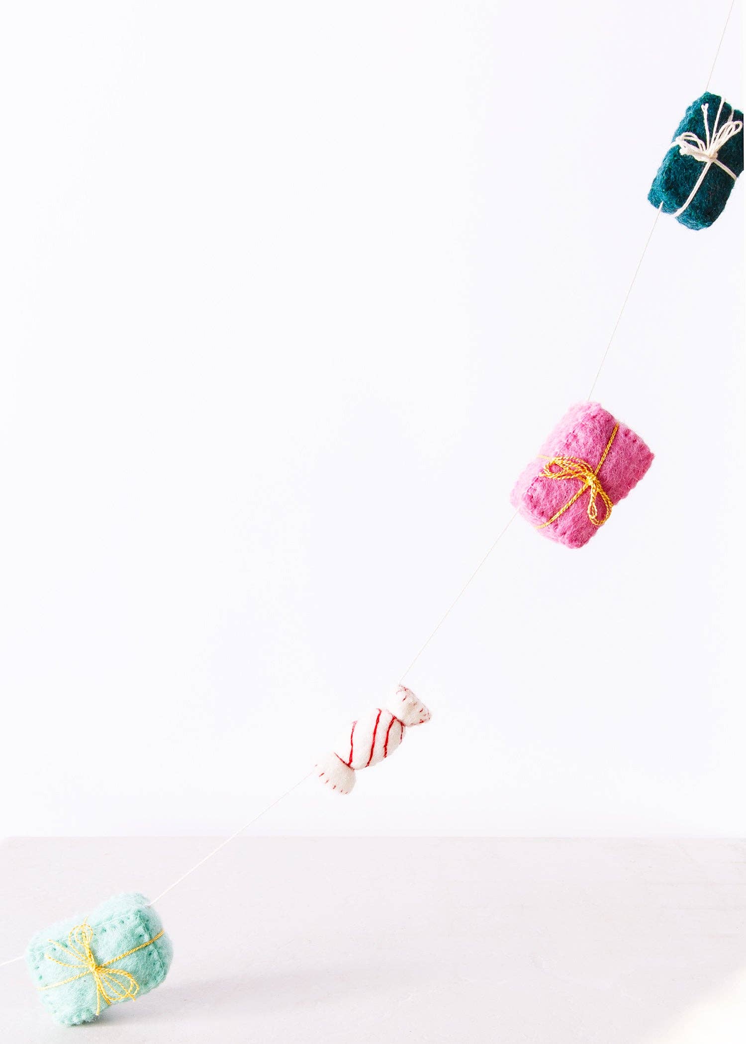 Global Goods Partners - Wholesale Bunting/Garland - Felt Gift Package Presents Garland1