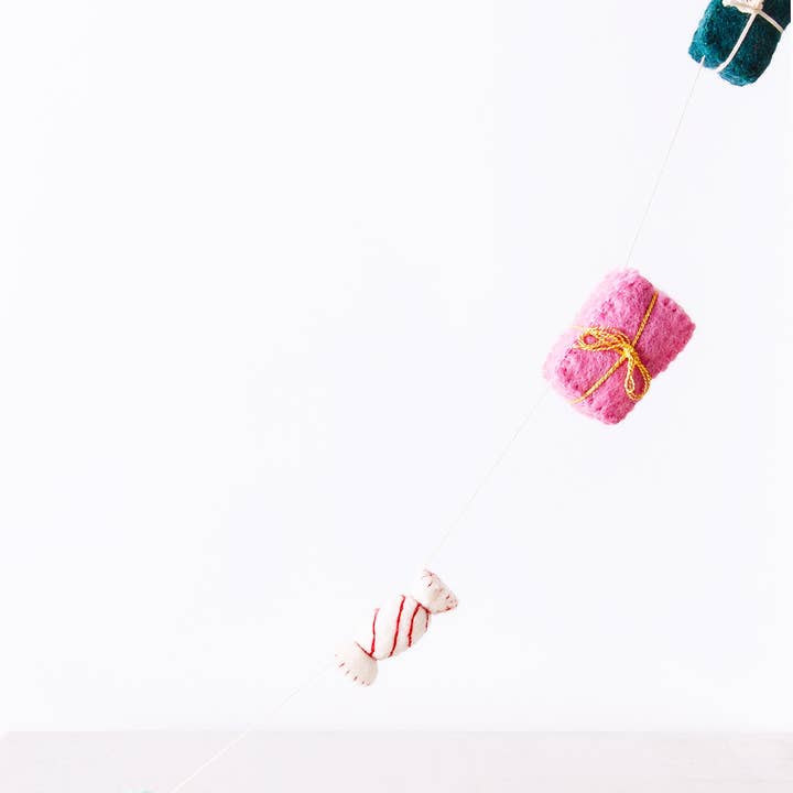 Global Goods Partners - Wholesale Bunting/Garland - Felt Gift Package Presents Garland1