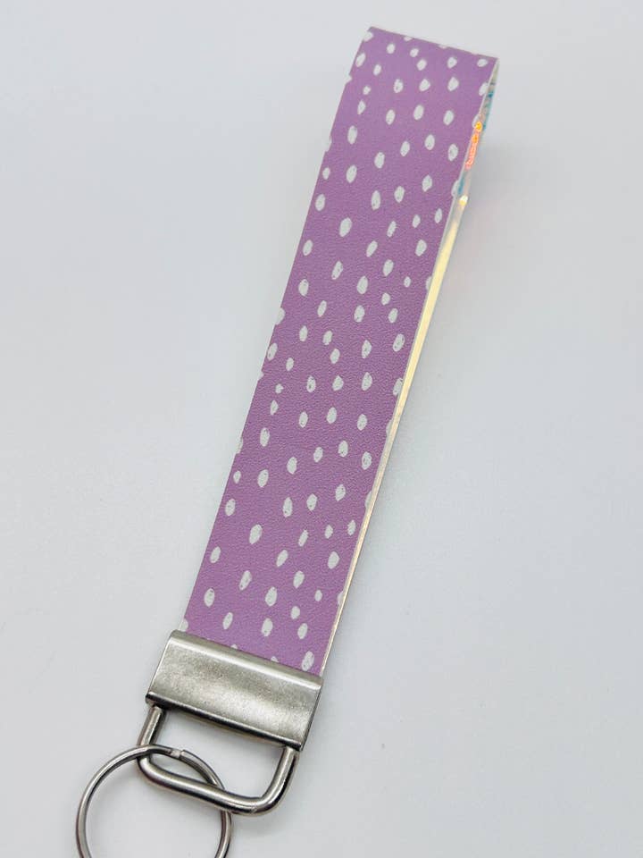 Porte-clés lavande et pois blancs pour la vente par Sidekick Keychain Supply