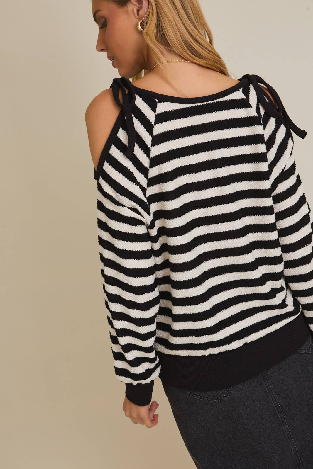 RAYURE BLANC-NOIR Haut à rayures à manches longues avec découpe à l'épaule et col rond. en vente sur Faire5