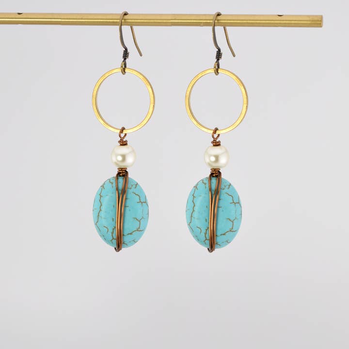 Grandes boucles d'oreilles circulaires turquoise et perles pour la vente par Edgy Petal Jewelry