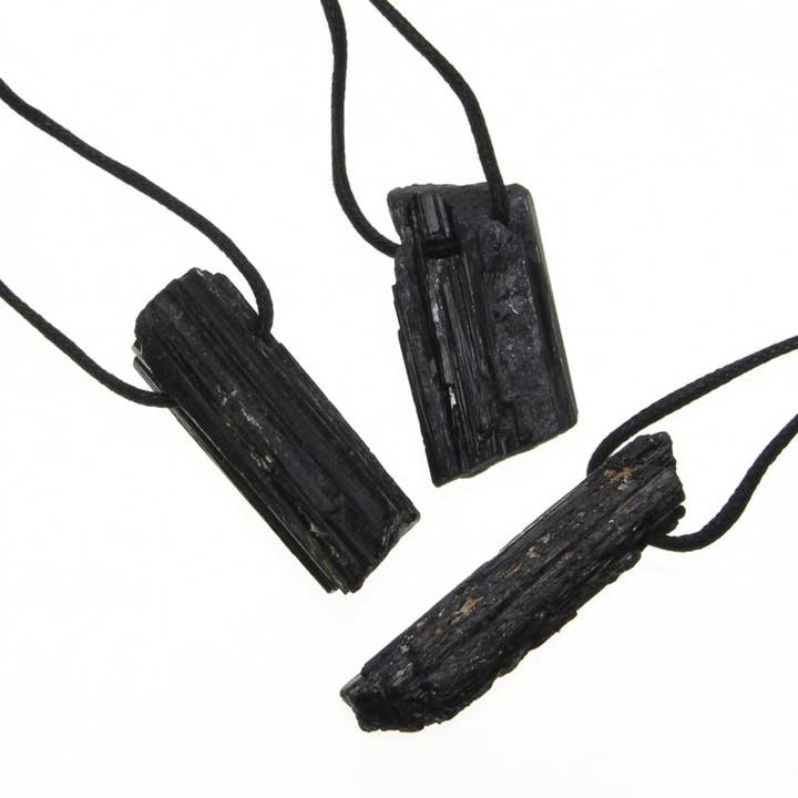Pendente in tormalina nera grezza senza parti metalliche per la vendita all'ingrosso da parte di UniArt