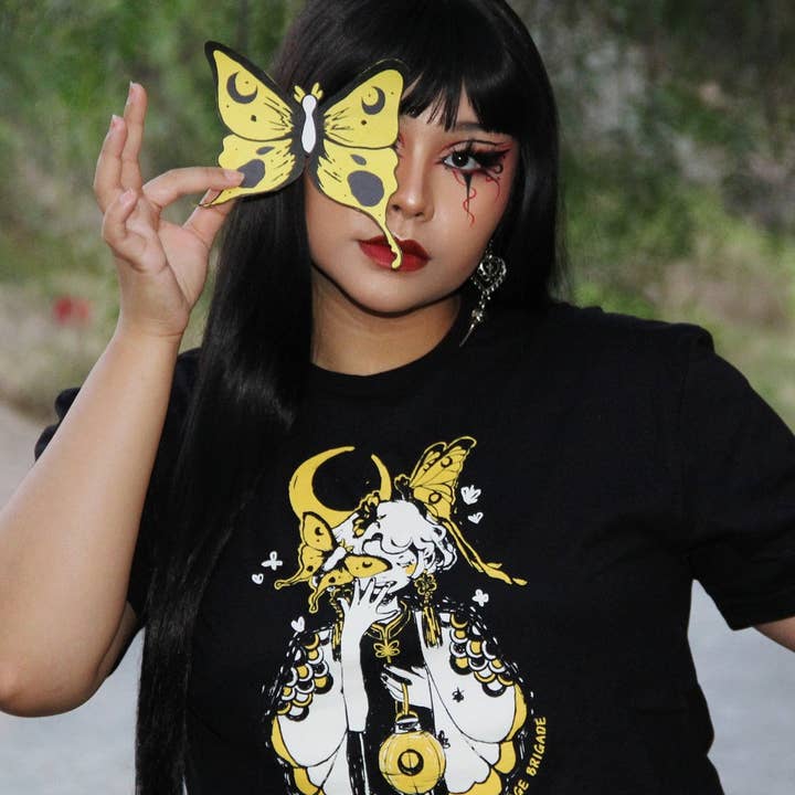 Lunar Moth Tee för wholesale av Bandage Brigade