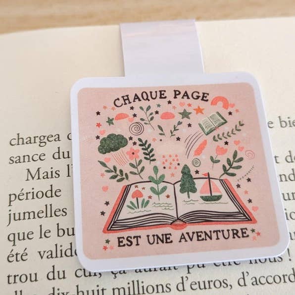 Segnalibro magnetico "Ogni pagina è un'avventura" per la vendita all'ingrosso da parte di Nini La Fourmi