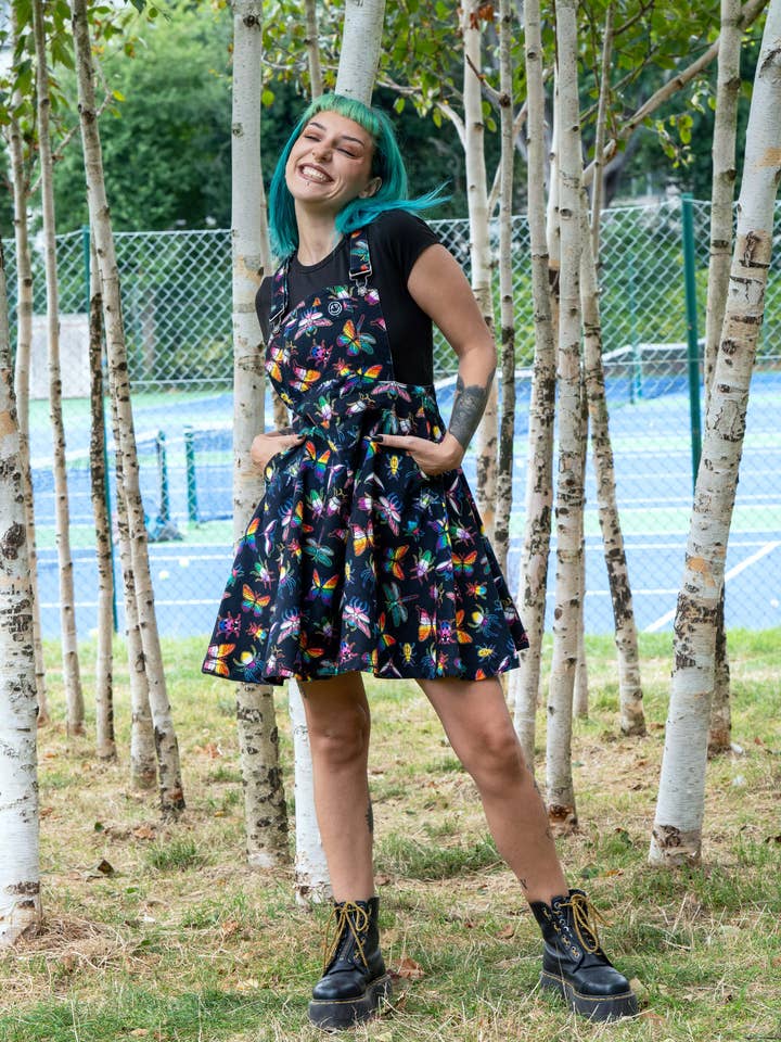 Rebel Romance PRIDE Bugs Stretch Flared Forklædekjole for engroshandel hos Rebel Romance