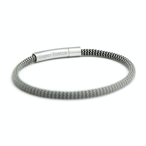 Bracelet Cordon Noir Et Gris - Gravure SUPER TONTON pour la vente par Petits Trésors