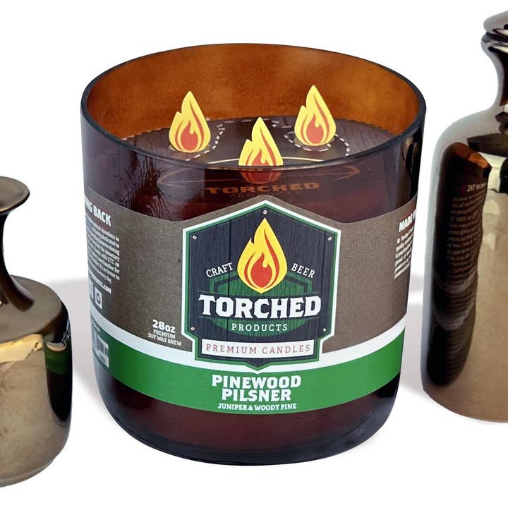 Duftkerze, abgefackelt, 28 oz - Pinewood Pilsner für den Großhandel von Torched Products