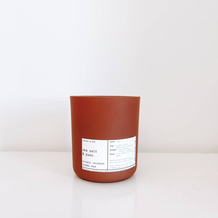 ALIBI NYC - Venta al por mayor Velas en tarros - SAL MARINA YUZU | CREMA DE COCO VIRGEN Y MECHA DE MADERA