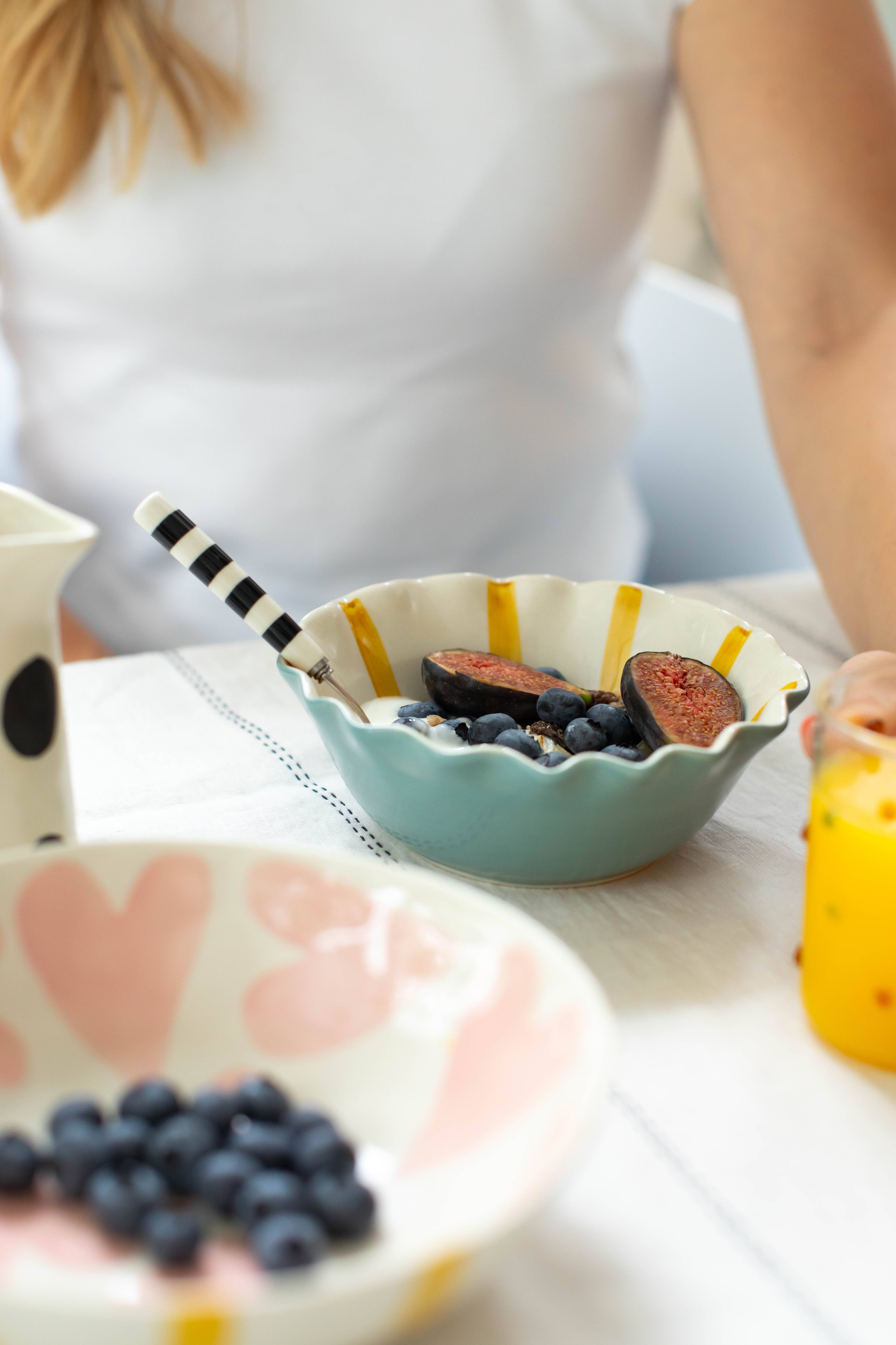 Caroline Gardner – wholesale Decorative plate/dish/bowl – Pink Hearts/Mustard Round Shallow Bowl3
