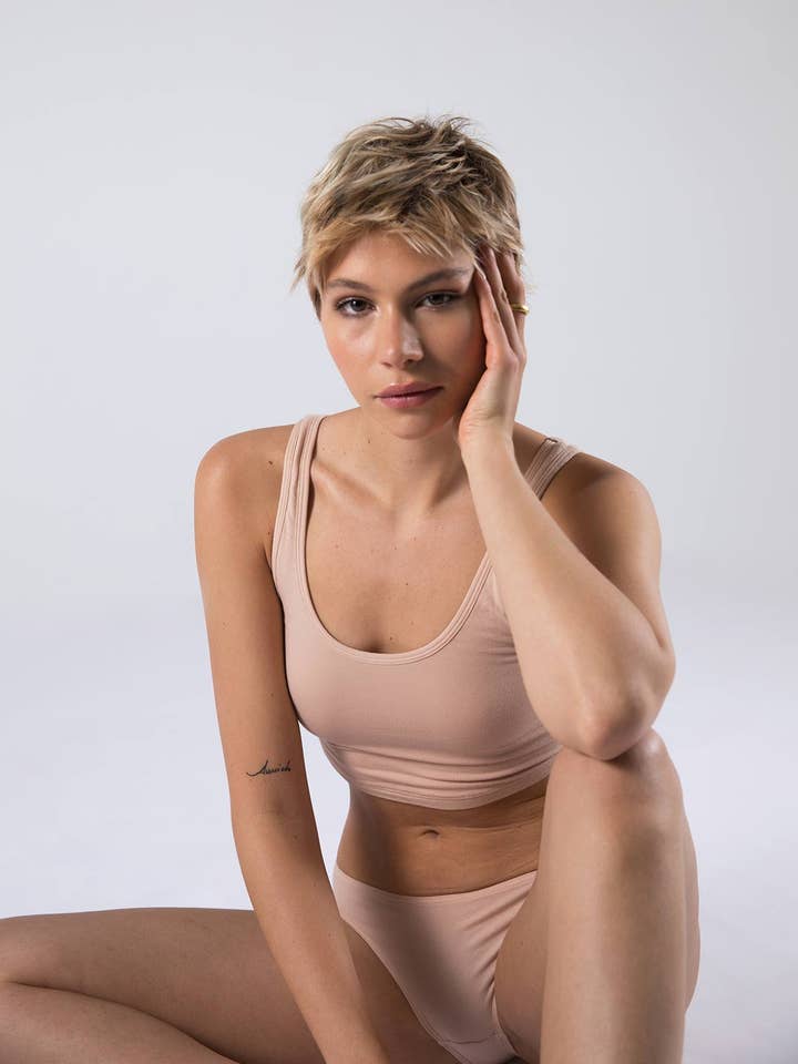 NoBra Top Kim Coton Bio - Nude-Sable pour la vente par Mina Storm