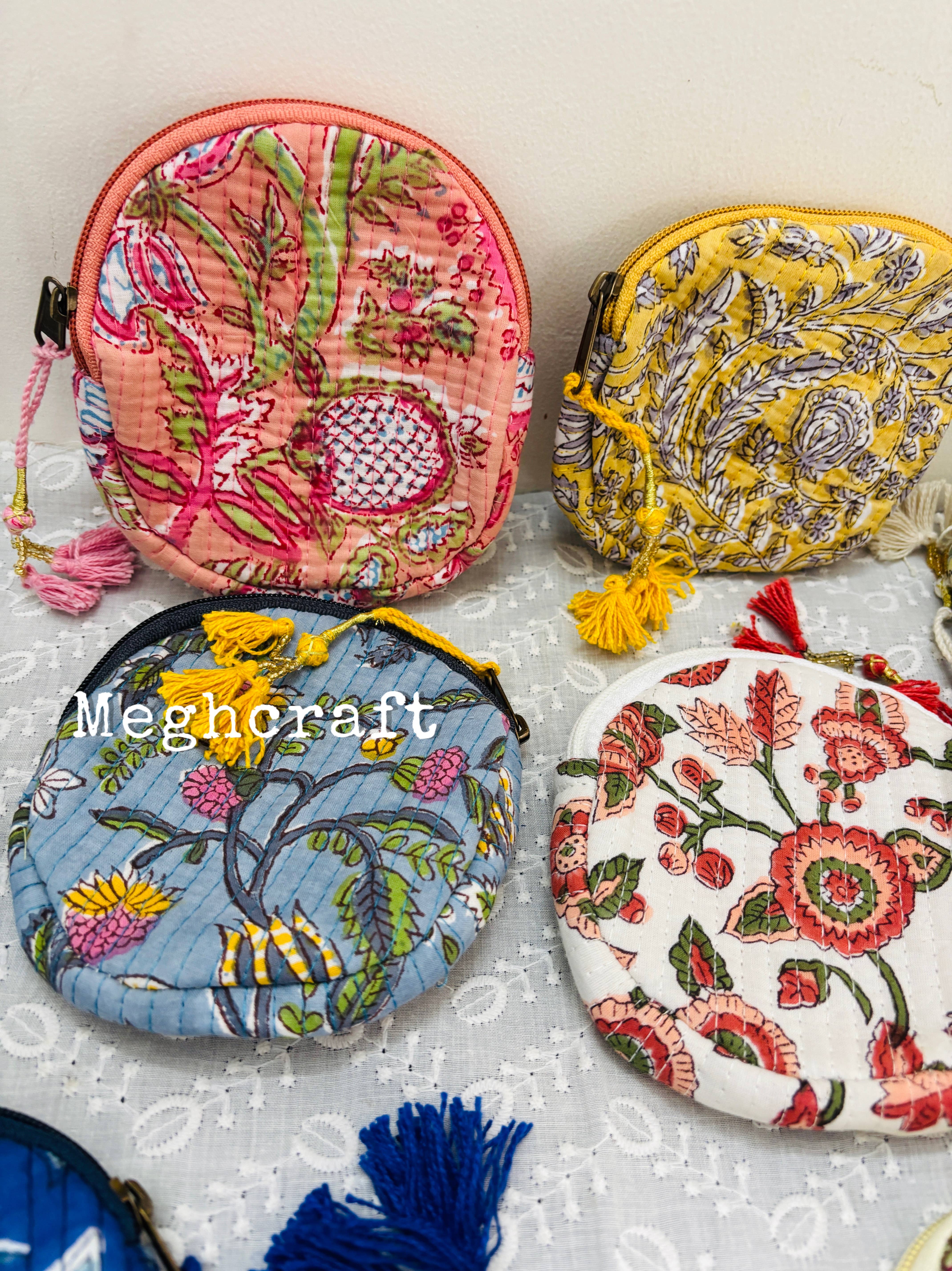 Meghcraft - Vendita all'ingrosso Portamonete - Donna - Portamonete trapuntato in cotone con stampa assortita | Borsetta rotonda piccola con nappine | Sacchetti regalo7