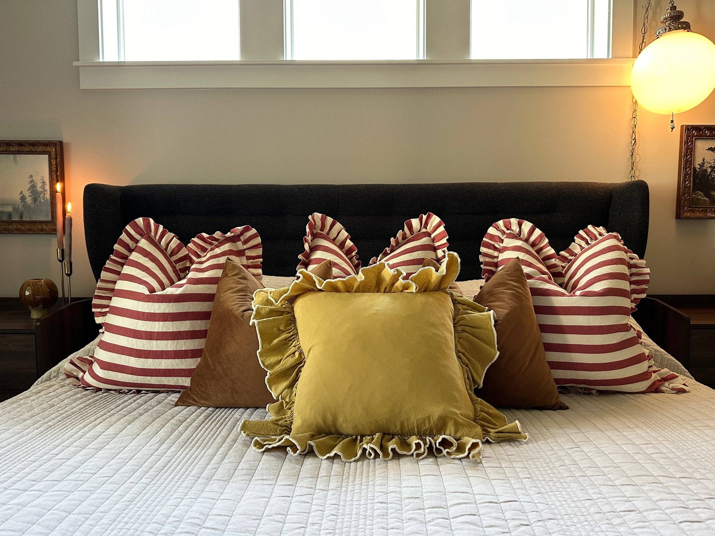 Rennah Collective – Großhandel Zierkissen – Kissenbezug aus Leinen mit Rüschen in Senfgelb3