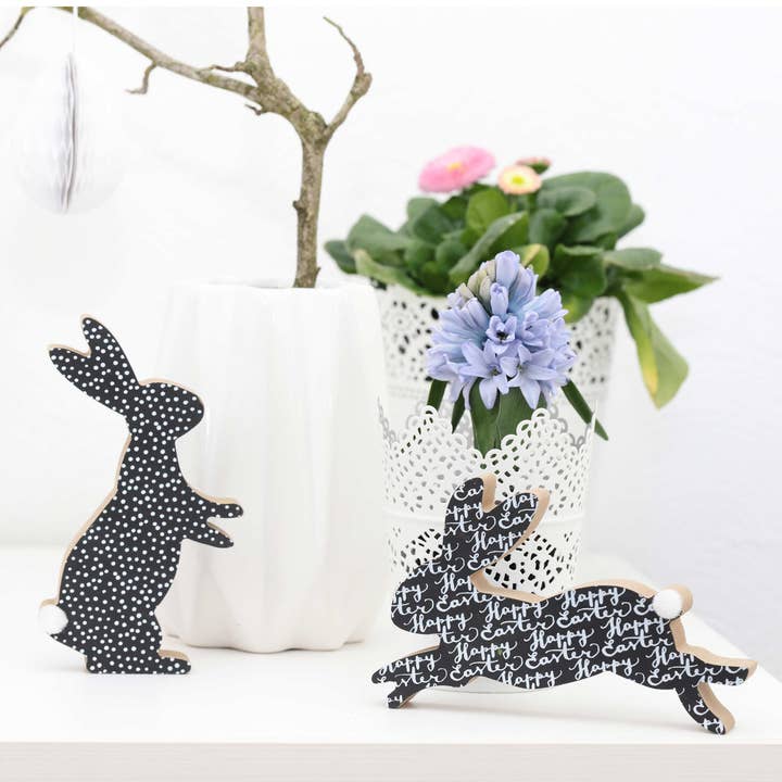 Papierdrachen – Engroshandel Bordpynt – Påskepynt i træ - sort påskehare med pompom hale, 15 x 8 cm, 2 cm tyk1