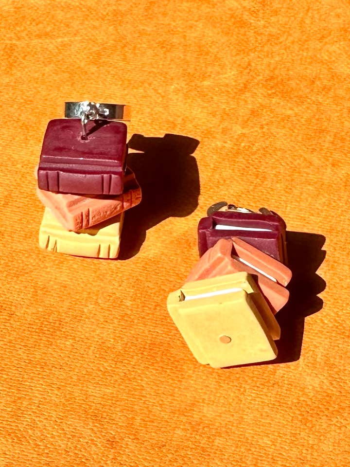 Book stack huggie hoepeloorbellen voor wholesale door She makes clay