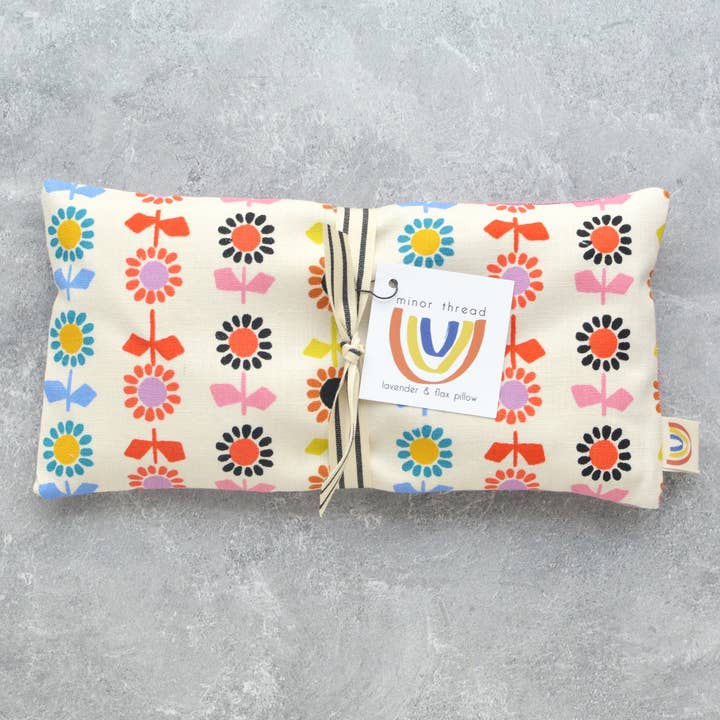 Oreiller pour les yeux lesté en toile arc-en-ciel floral scandinave pour la vente par Minor Thread
