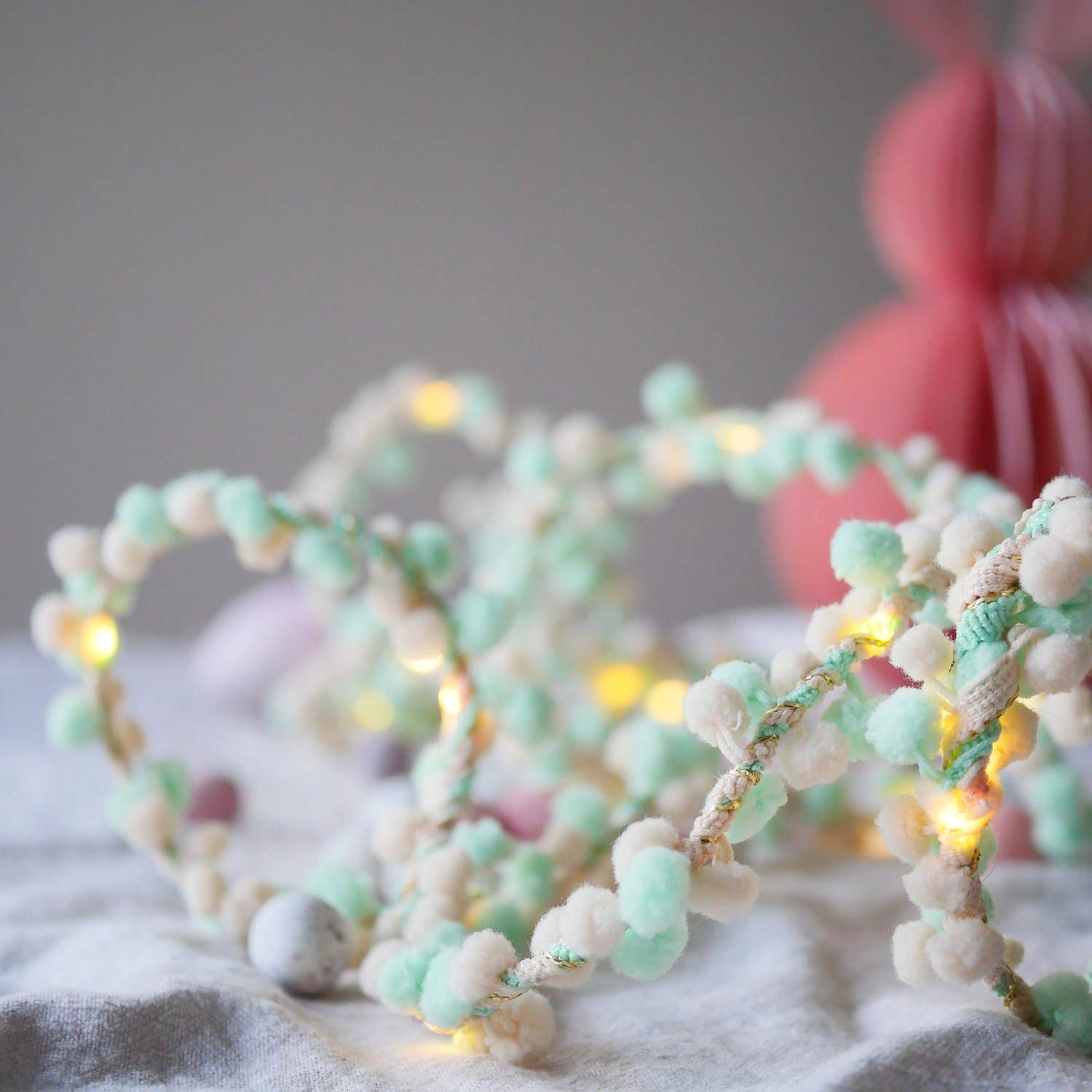 Melanie Porter – wholesale Bunting/Krans – Påskpastell tvåfärgad Pom Pom Fairy Light2