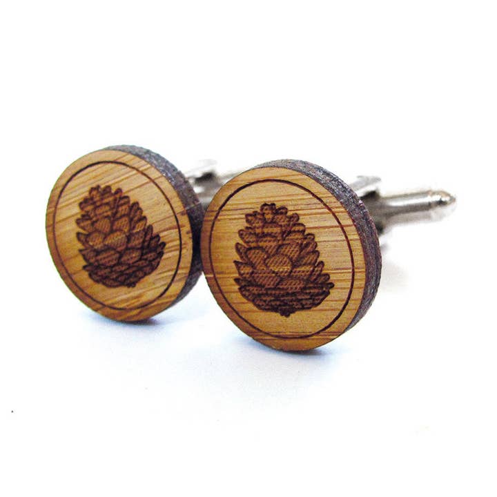 Bambus manchetknapper - Pinecone for engroshandel hos Cabin + Cub
