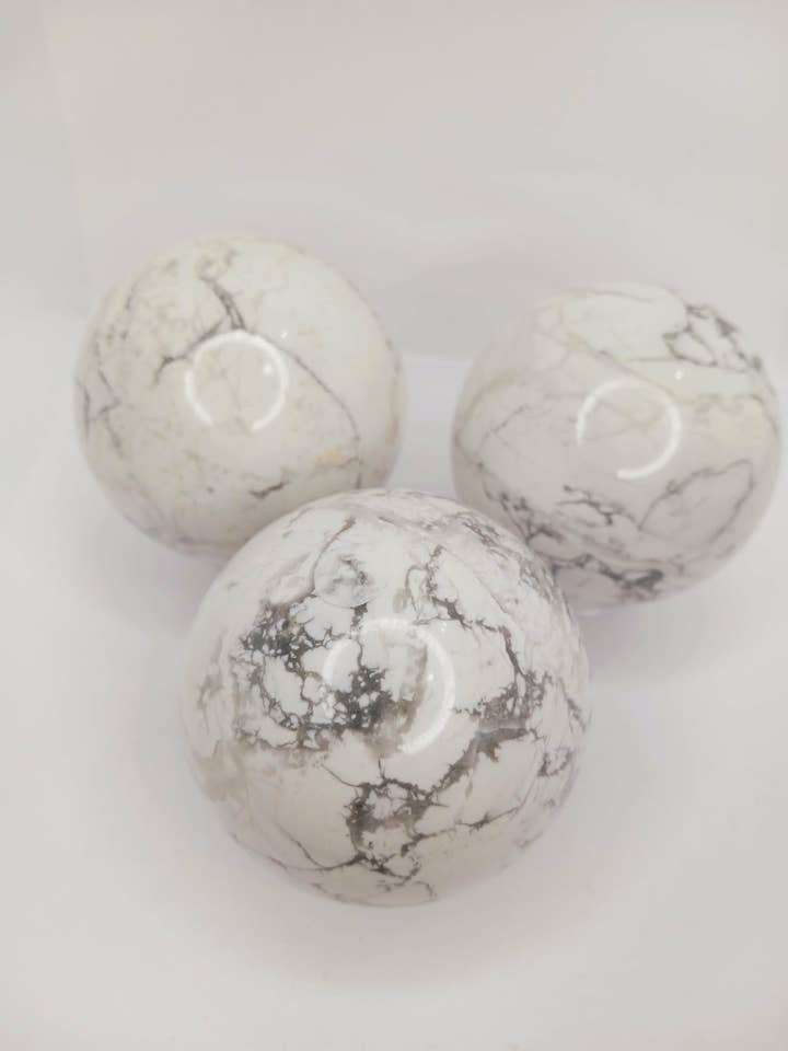 Sphère en Howlite (2,25") – Calme, Clarté et Soulagement du Stress ! pour la vente par The Mystical Moons