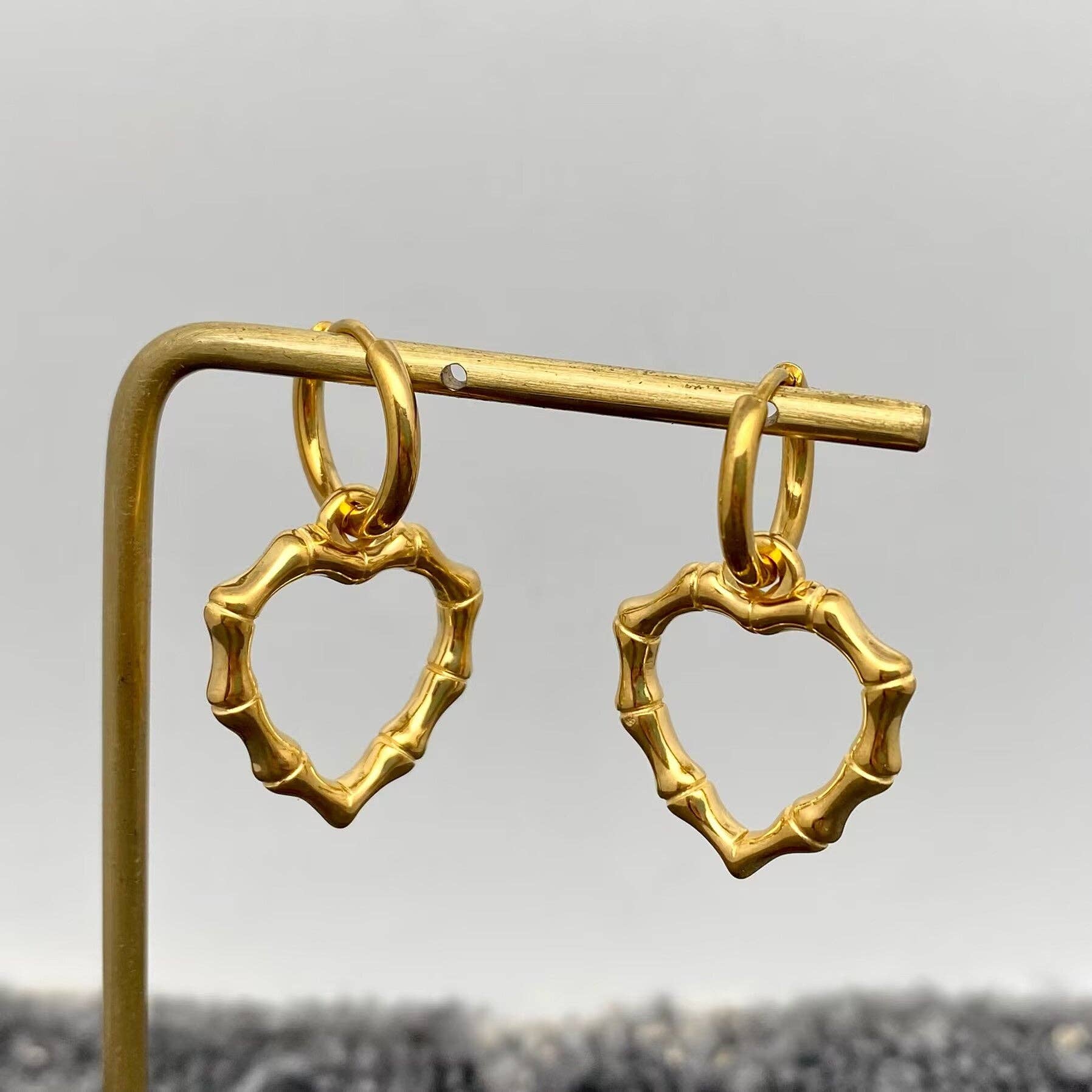Mio Queena - Wholesale Huggie oorbellen - Hol Bamboe Hart 18K Gouden SS Huggie Oorbellen - FGS0