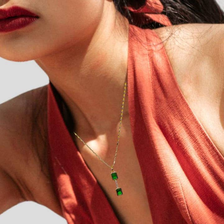 Cesme halsketting met dubbele smaragdgroene vierkante steen, 18kt verguld voor wholesale door Raf Rossi Gold Plated