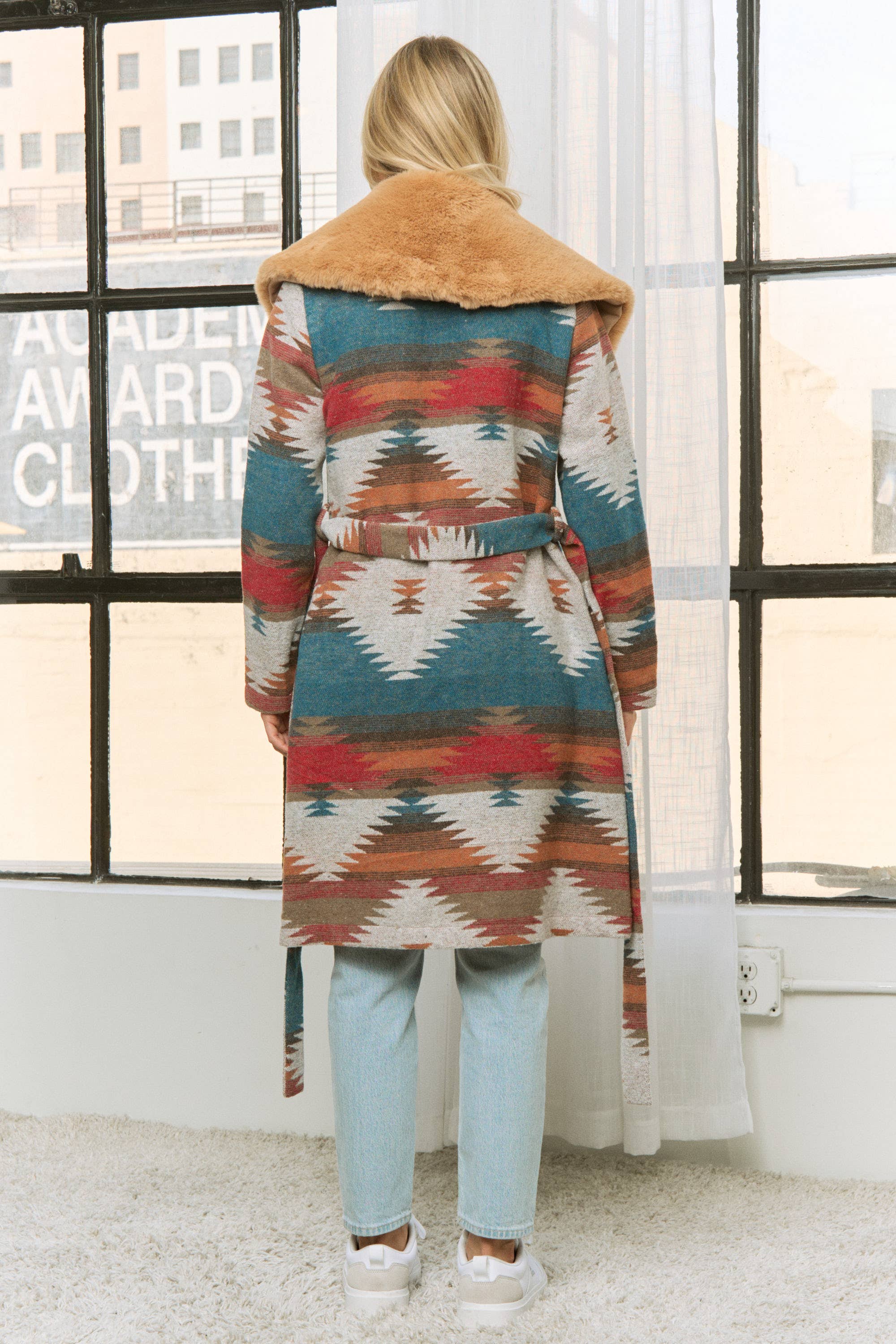 Sweet Generis - Venta al por mayor Sobrecamisa - Mujer - CHAQUETA AZTECA CON CUELLO REDONDO DE PIEL EN CONTRASTE21