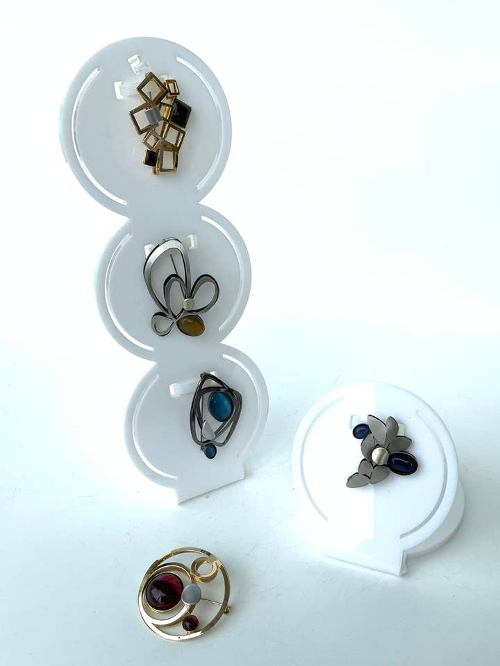 BROCHES Préemballage (DO3.1 - 6X Broches & Présentoirs Gratuits pour la vente par Christophe Poly / Crono Design