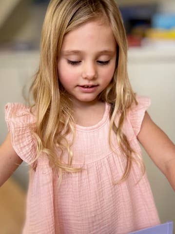 La robe sans manches en mousseline biologique Charlotte-Soft Sherbert pour la vente par Mimi & Me