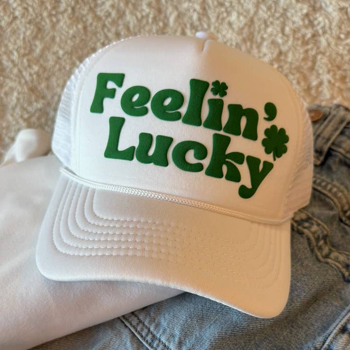 Chapeau blanc de la Saint-Patrick "Feelin' Lucky" pour la vente par Malibu and Mint