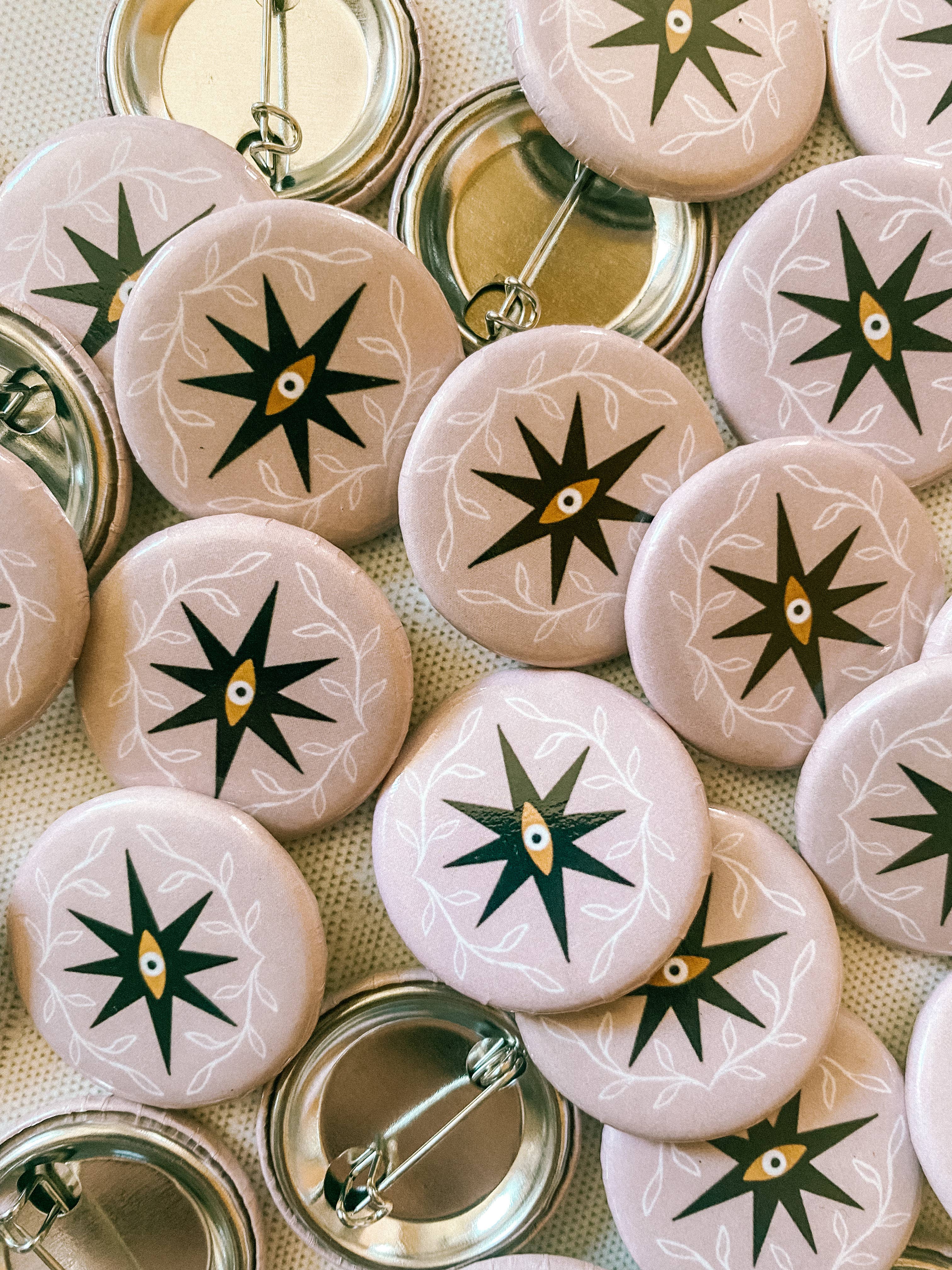 Lantern Print Co. - Vendita all'ingrosso Spilla da bavero - Spilla: Occhio Malvagio - rosa, 1,25"1