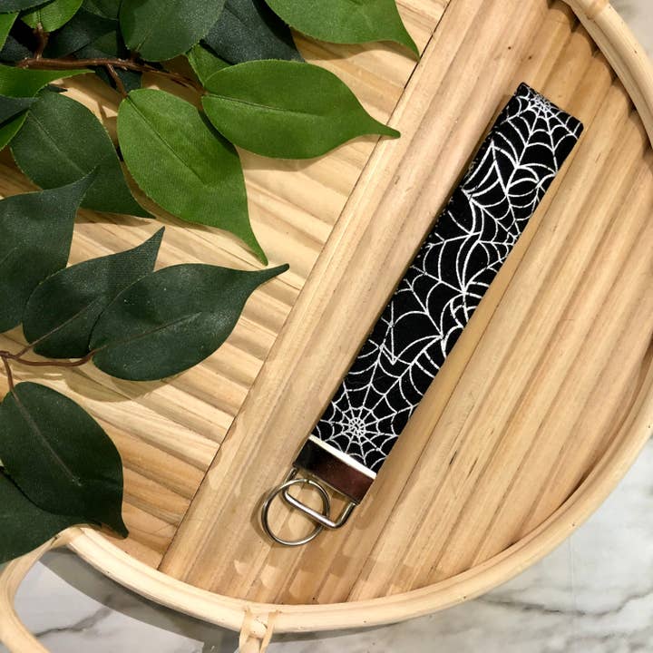 Silver Metallic Spider Web Print Tyg Nyckelring, Nyckelbricka för wholesale av MDStickerShop