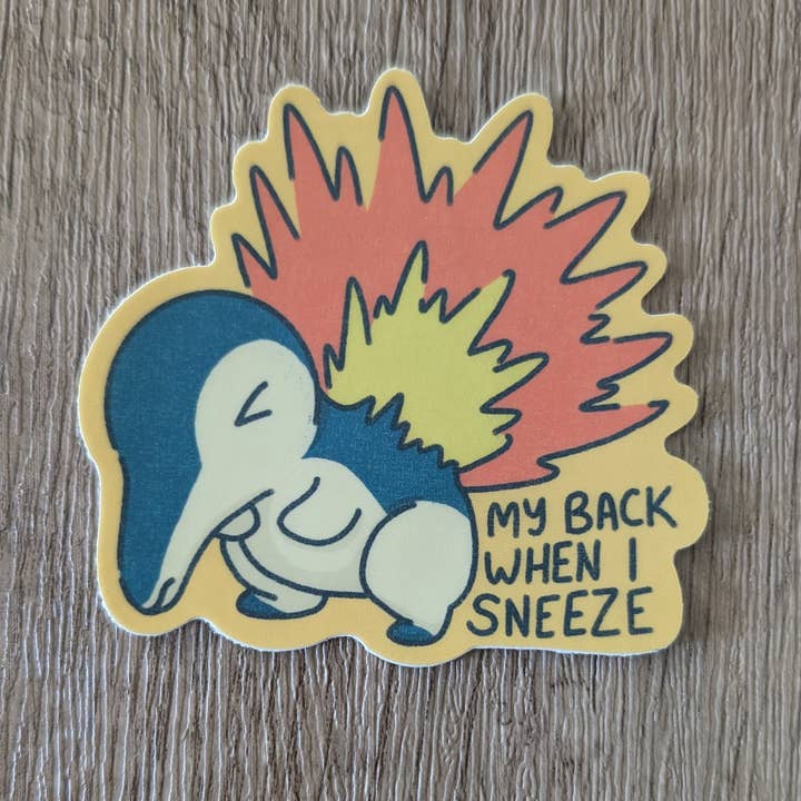 Sadsquatch - Venta al por mayor Pegatina - Cyndaquil Back Pain - Bonita pegatina de vinilo de Pokémon Nintendo
