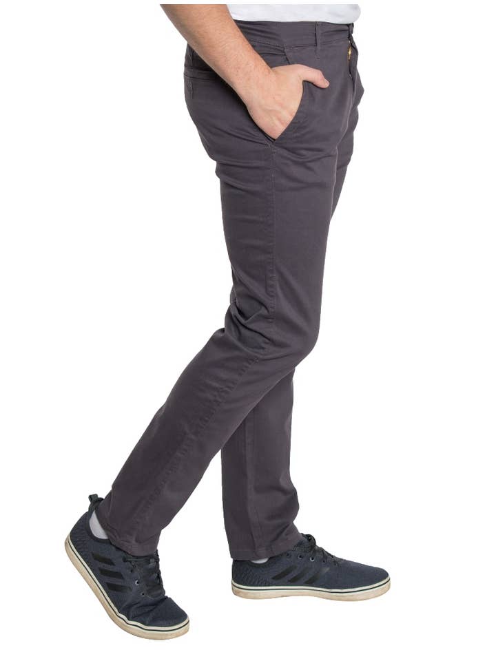Carbone Pantaloni Chino da Uomo in Twill Elasticizzato Hawk's Bay (Carbone) in vendita all'ingrosso su Faire1