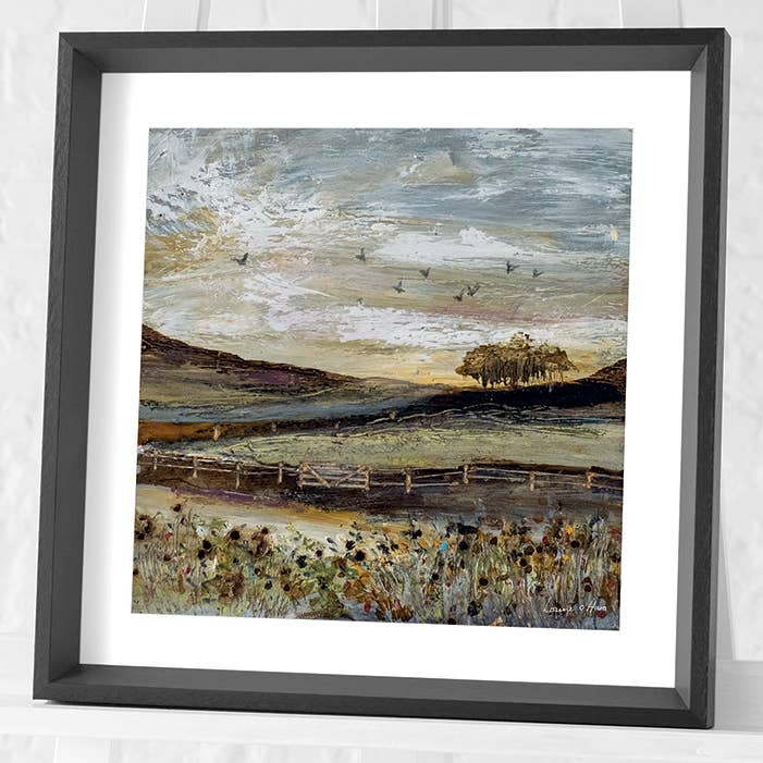 Louise O'Hara (Flying Home To Roost II) encadrée pour la vente par The Art Group