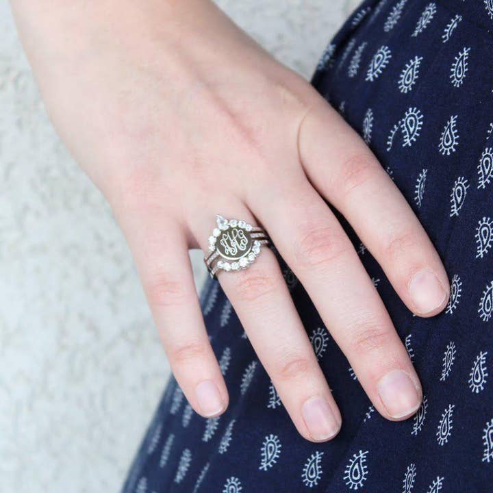 Bague Princesse Cz Gravable à Triple Bande en Argent Sterling avec Couronne pour la vente par Atlanta Jewelers Supply