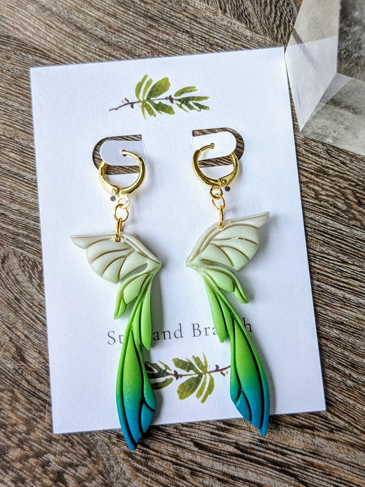 Créoles Huggie Fairy Wing en pâte polymère | Colorway Hera pour la vente par Stag and Branch